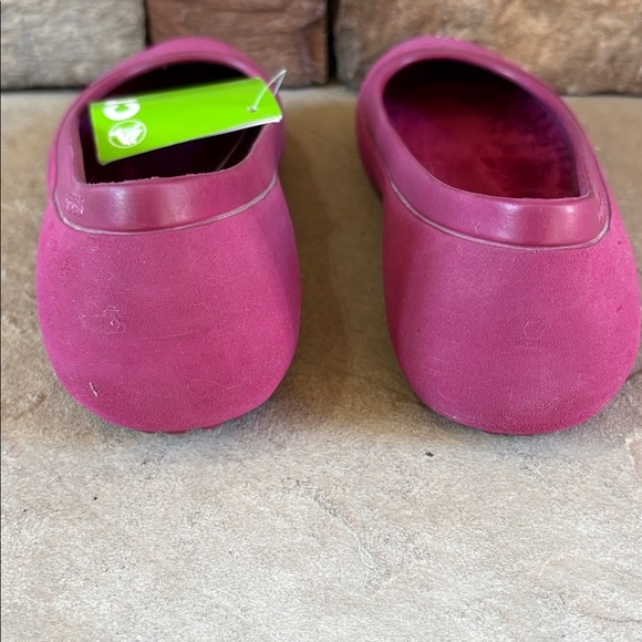 Crocs sz 7 pomegranate mammoth flat NWT - Picture 7 of 12